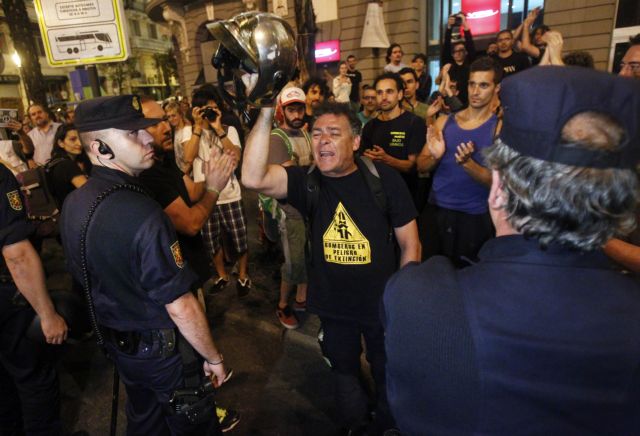 «Άνδρες με τα μαύρα» στέλνει η Μαδρίτη στις περιφέρειες με δημοσιονομικά προβλήματα